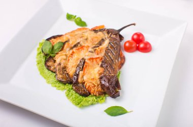 Beyaz arka plan üzerinde peynirli fırında patlıcan