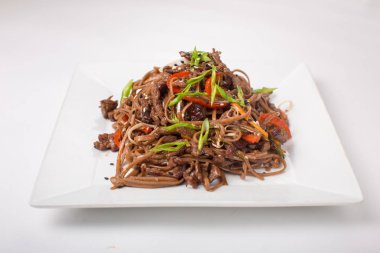 Buğday noodle ile tavuk teriyaki beyaz bir arka plan üzerinde
