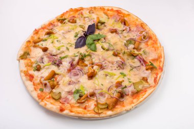 Peynir, domates ve beyaz bir arka plan üzerinde tavuk pizza