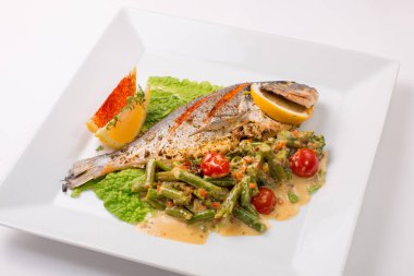Dorado balık pişmiş Yeşiller ve yeşil fasulye ile