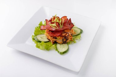 et cips ve salatalığın üzerinde beyaz bir arka plan