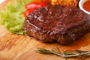 rosemary bir tahta üzerinde ile ızgara antrikot biftek