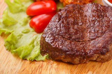 rosemary bir tahta üzerinde ile ızgara antrikot biftek