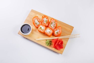 Nori turuncu sos bir ahşap stand üzerine rulo