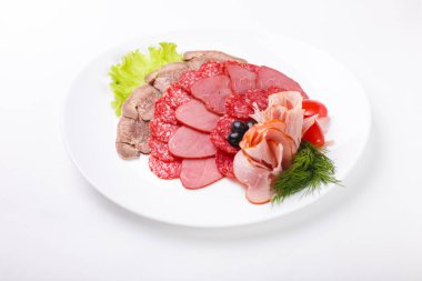 ince dilim sosis ve bir tabak beyaz arka plan üzerinde et