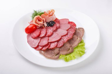 ince dilim sosis ve bir tabak beyaz arka plan üzerinde et