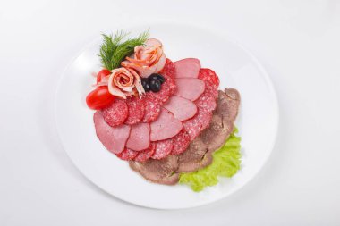 ince dilim sosis ve bir tabak beyaz arka plan üzerinde et