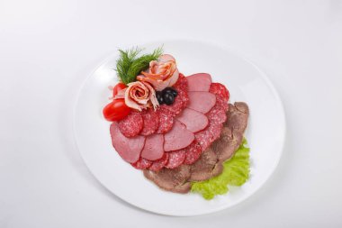 ince dilim sosis ve bir tabak beyaz arka plan üzerinde et