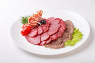 ince dilim sosis ve bir tabak beyaz arka plan üzerinde et