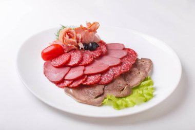 ince dilim sosis ve bir tabak beyaz arka plan üzerinde et