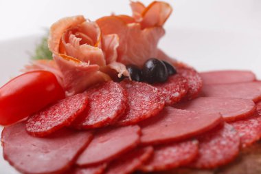 ince dilim sosis ve bir tabak beyaz arka plan üzerinde et