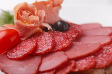 ince dilim sosis ve bir tabak beyaz arka plan üzerinde et