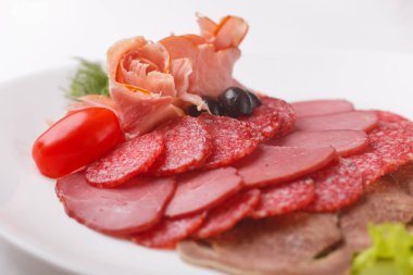 ince dilim sosis ve bir tabak beyaz arka plan üzerinde et