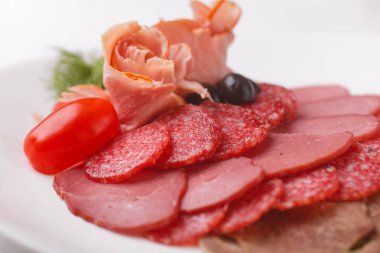 ince dilim sosis ve bir tabak beyaz arka plan üzerinde et