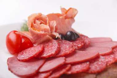 ince dilim sosis ve bir tabak beyaz arka plan üzerinde et