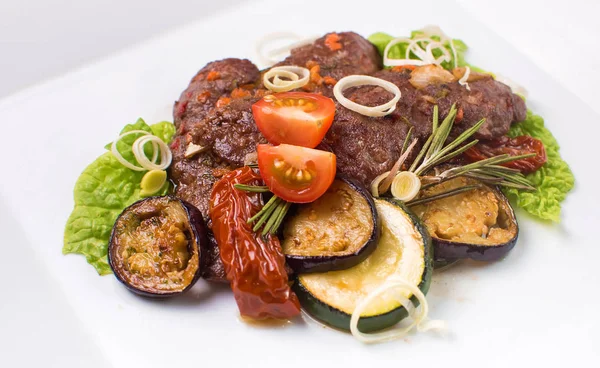 Viande cuite au four avec courgettes et aubergines — Photo