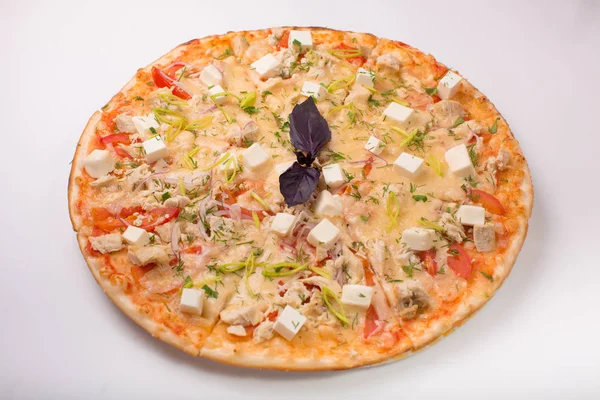 Pizza con formaggio, pomodori e pollo su sfondo bianco — Foto Stock