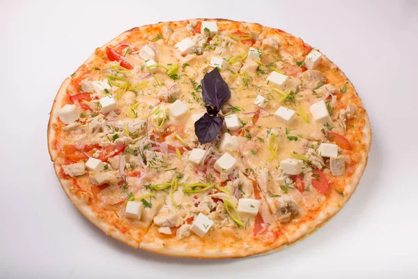 Peynir, domates ve beyaz bir arka plan üzerinde tavuk pizza