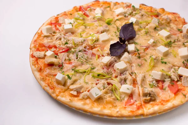 Піца з сиром, помідорами та куркою на білому тлі — стокове фото