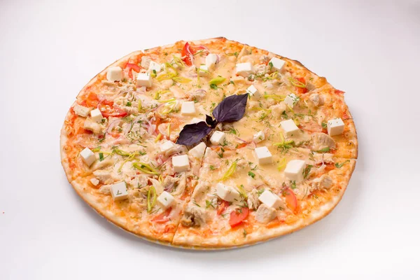Піца з сиром, помідорами та куркою на білому тлі — стокове фото