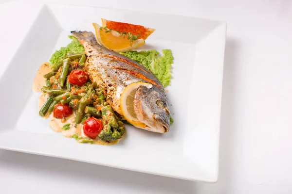 Dorado pescado al horno con verduras y judías verdes — Foto de Stock