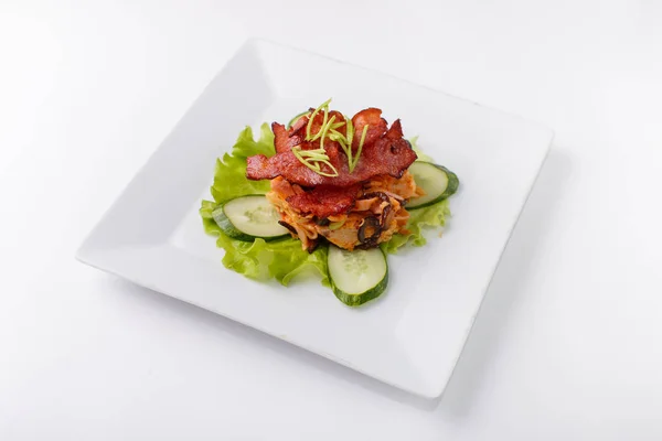Et cips ve salatalığın üzerinde beyaz bir arka plan — Stok fotoğraf
