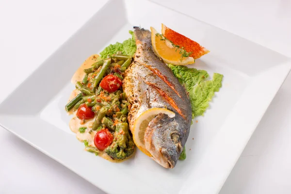 Dorado pescado al horno con verduras y judías verdes — Foto de Stock