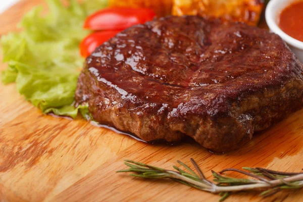 Steak de côtelette grillé au romarin sur un bois — Photo