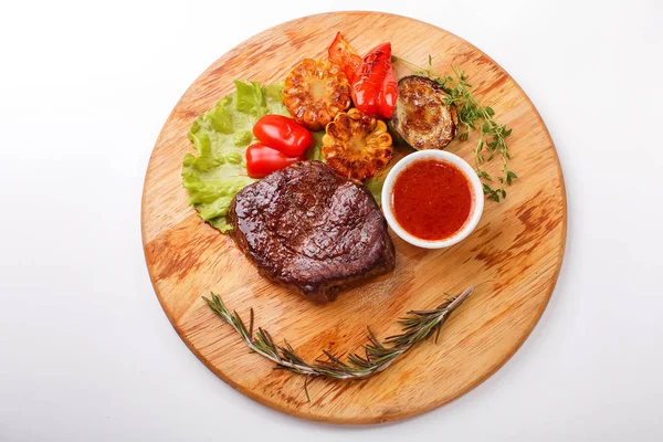 한 나무에 로즈마리와 ribeye 스테이크 구이 — 스톡 사진