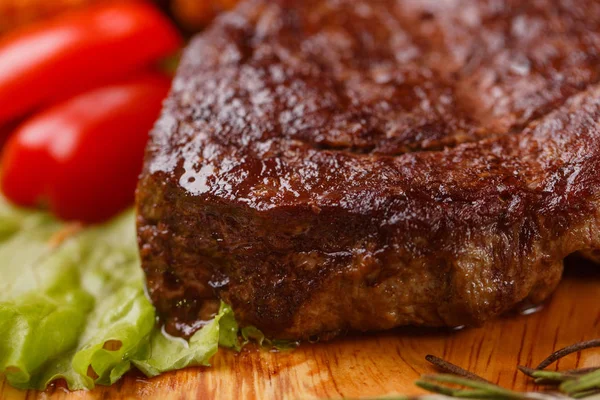 Steak de côtelette grillé au romarin sur un bois — Photo