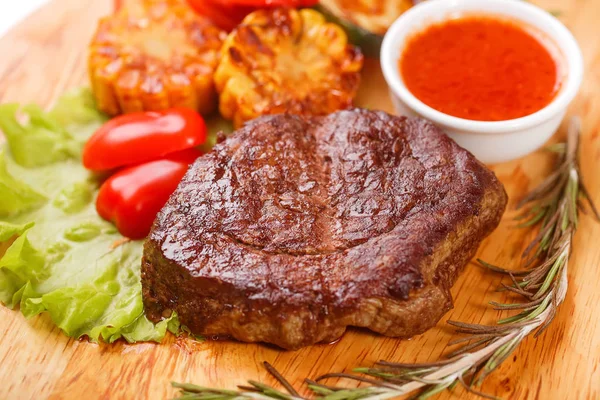 Ribeye steak gegrild met rozemarijn op een houten — Stockfoto