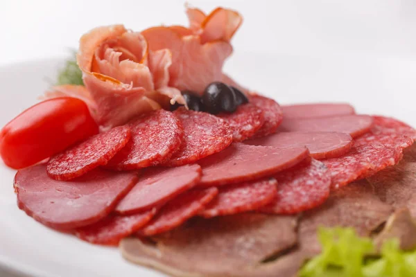 ince dilim sosis ve bir tabak beyaz arka plan üzerinde et