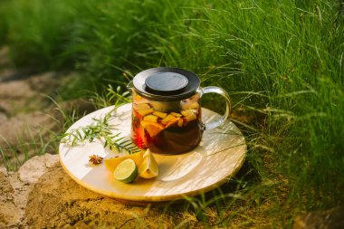 İçki doğa arka plan üzerinde ferahlatıcı serin