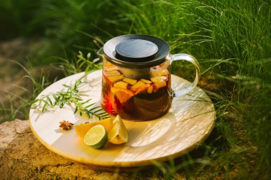 İçki doğa arka plan üzerinde ferahlatıcı serin