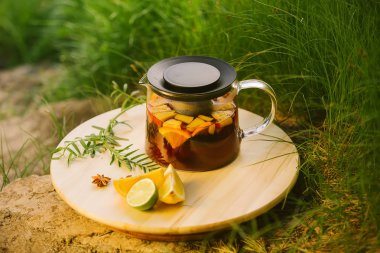 İçki doğa arka plan üzerinde ferahlatıcı serin