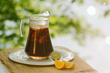 İçki doğa arka plan üzerinde ferahlatıcı serin