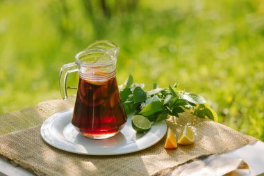 İçki doğa arka plan üzerinde ferahlatıcı serin