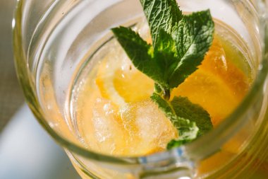 İçki doğa arka plan üzerinde ferahlatıcı serin