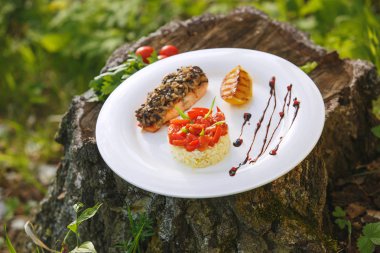 Pirinç beyaz tabakta somon ile