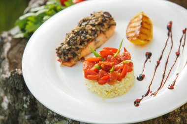 Pirinç beyaz tabakta somon ile