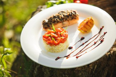 Pirinç beyaz tabakta somon ile