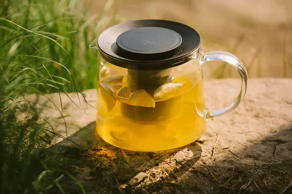 İçki doğa arka plan üzerinde ferahlatıcı serin