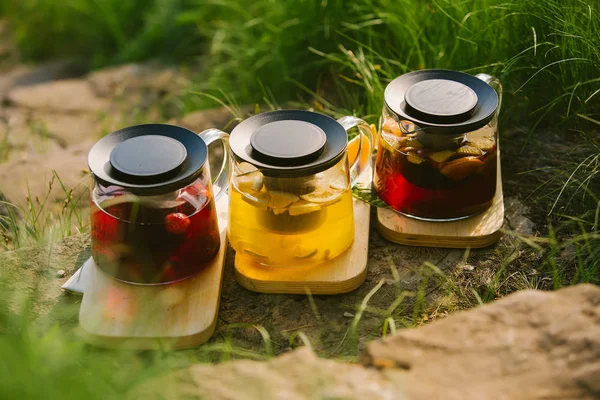 Refrescante bebida fresca en el fondo de la naturaleza — Foto de Stock