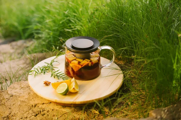 İçki doğa arka plan üzerinde ferahlatıcı serin