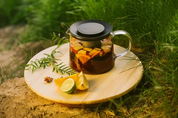 Bebida refrescante fresca no fundo da natureza — Fotografia de Stock