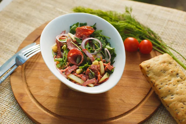 doğanın bir arka plan üzerinde beyaz kase salata