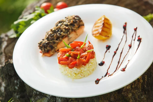 Pirinç beyaz tabakta somon ile