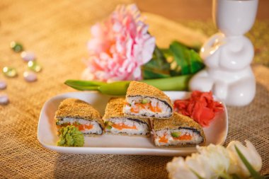 Somon, avokado ve krem peynir ile sıcak rulo