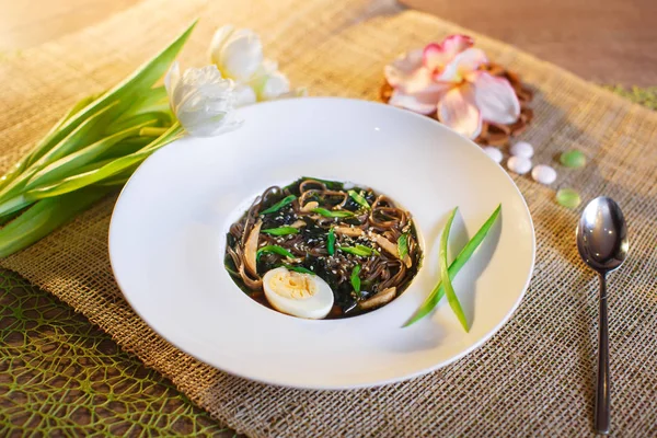 Суп локшини Удон з овочами в білій тарілці Рустик — стокове фото