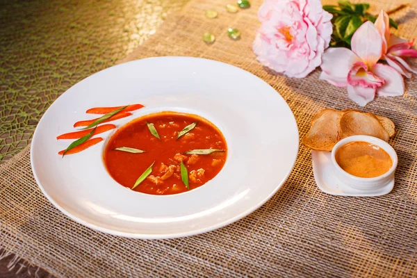 传统的番茄汤配面包丁马赛鱼汤 — 图库照片